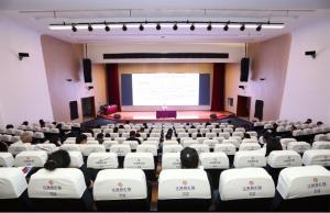 第十四批科技小镇负责人和重点企业人才专员成员等100余人参加了业务培训